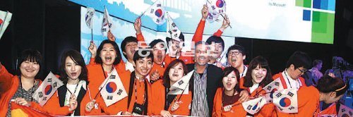 ‘이매진컵 2012’에 출전한 한국 대표팀 대학생들이 태극기를 흔들며 환호하고 있다.
마이크로소프트 제공