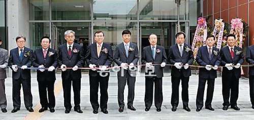 10일 서울 성북구 고려대 안암캠퍼스에서 의대 본관 준공식이 열렸다. 왼쪽부터 강선보 고려대 교무부총장, 김정묵 의대 교우회장, 김린 의무부총장 겸 의료원장, 김병철 총장, 김재호 학교법인 고려중앙학원 이사장, 이양섭 교우회장, 김윤수 대한병원협회장, 유광사 전 의대 교우회장, 한희철 의대 학장. 고려대 제공