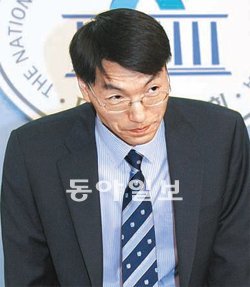 10일 의원직을 승계한 통합진보당 서기호 의원이 국회 기자회견을 마친 뒤 인사하고 있다. 전영한 기자 scoopjyh@donga.com