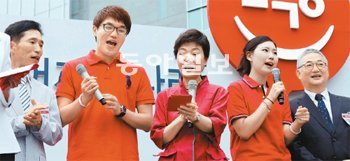 ‘행복을 주는 사람’ 열창 박근혜 전 새누리당 비상대책위원장(가운데)이 10일 대선 출마 선언 후 지지자들과 함께 가요 ‘행복을 주는 사람’을 부르고 있다. 사진공동취재단