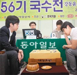 김지석 8단(오른쪽)이 경기 파주시 문산읍 행복센터에서 열린 국수전 16강전에서 강동윤 9단을 누르고 8강에 선착했다. 한게임 제공