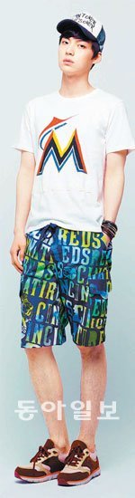 MLB는 올 여름 남성 바캉스 패션으로 화려한프린트와 과감한 색상을 제시했다. MLB 제공