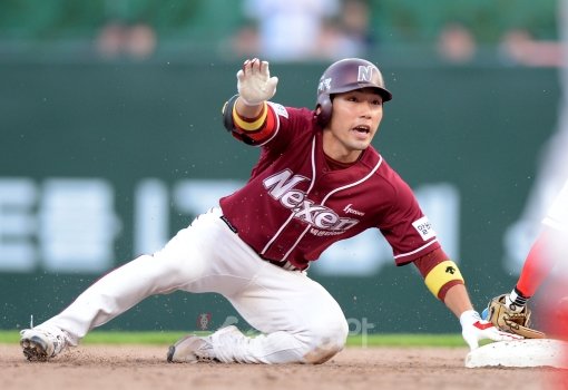 11일 오후 인천 문학야구장에서 '2012 팔도 프로야구' SK 와이번스와 넥센 히어로즈의 경기가 열렸다. 3회초 2사 2루에서 넥센 서건창이 1타점 적시타를 치고난 뒤 2루까지 달려 세이프되고 있다. 문학｜김민성 기자 marineboy@donga.com 트위터 @bluemarine007