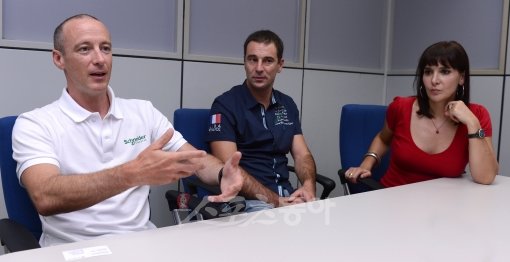 “무호흡의 쾌감은 경험하지 않으면 모른다.” 프랑스의 프리다이버 스타 크리스티앙 말다메가 프리다이빙의 매력에 대해 설명하고 있다. (왼쪽부터)크리스티앙 말다메, 에이메릭 알라드 프랑스국가대표팀 코치, 통역을 맡은 방송인 이다도시. 김종원 기자 won@donga.com 트위터 @beanjjun