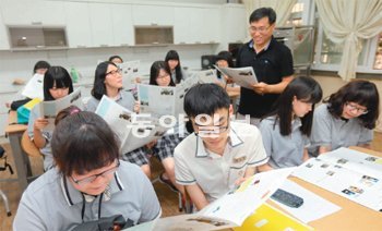 서울 영등포구 관악고의 신문활용교육(NIE) 시간. 일반학급과 특수학급 학생이 함께 참여하는 통합교육이라는 점이 다른 학교와 다르다. 박영대 기자 sannae@donga.com