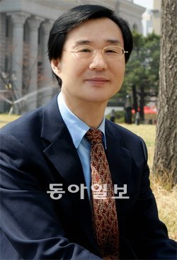 김욱동 교수는 “헤밍웨이의 소설은 단순해 보이지만 심층적 의미를 제대로 이해하기는 어렵다. 그 의미를 파악하려면 작가의 삶을 알아야 한다”고 말했다. 김욱동 교수 제공