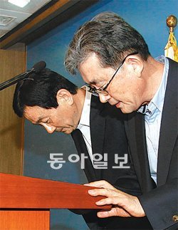 새누리당 이한구 원내대표(오른쪽)와 진영정책위의장이 11일 원내지도부가 총사퇴하겠다고 밝힌 뒤 고개 숙여 인사하고 있다. 김동주 기자 zoo@donga.com