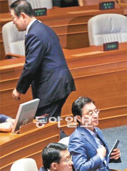 엇갈린 운명 무소속 박주선 의원이 11일 국회 본회의에서 자신의 체포동의안에 대한 신상발언을 마친 뒤 대기석에 앉아 있는 새누리당 정두언 의원의 옆을 지나가고 있다. 두 사람의 운명은 가결(박 의원)과 부결(정 의원)로 엇갈렸다. 박영대 기자 sannae@donga.com