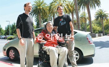 구글 무인자동차를 시승한 전신마비 과학자 이상묵 서울대 교수가 동승한 구글 무인차 팀의 너새니얼 페어필드(왼쪽), 앤서니 레반도스키 씨(오른쪽)와 무인차 앞에서 포즈를 취했다. 이 교수는 “우주왕복선을 탄 느낌＂이라고 소감을 밝혔다. 마운틴뷰=정진욱 기자 coolj@donga.com