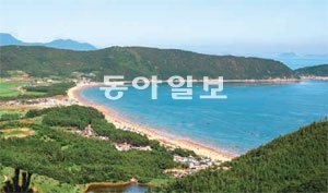 휴양지 주변의 세컨드하우스나 아파트가 휴가 때 편리함과 장기투자가치 때문에 주목받고 있다. 사진은 아파트(위 큰 사진)와 완도 해변.