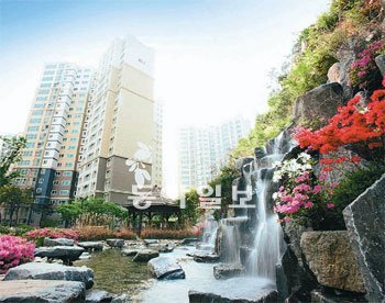 여름철 전력난에 대한 우려가 높아지면서 에너지 절약 시스템을 통해 관리비를 절감할 수 있는 아파트에 대한 소비자들의 관심이 높다. 이에 따라 주요 건설업체들은 에너지 절약형 아파트를 속속 분양하고 있다. 동아일보DB