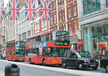 영국 런던의 대표적인 쇼핑 중심지 옥스퍼드 스트리트에 대형 영국 국기가 걸렸다. 영국은 불황 속에 열리는 올림픽 특수를 잔뜩 기대하는 분위기다. 런던=강유현 기자