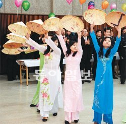 대구 달서구 다문화 전통무용 공연단이 구청 대강당에서 열린 초청 행사에서 베트남 전통 모자춤을 선보이고 있다. 달서구 제공