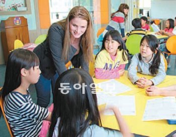 대구 가창초교 학생들이 원어민 교사와 영어 공부를 하고 있다. 대구시교육청 제공
