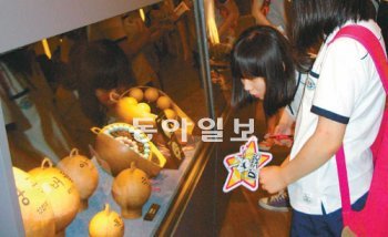 인천 남동구 논현동 화약박물관인 ‘한화기념관’을 찾은 여학생들이 불꽃놀이에 사용하는 다양한 형태의 연화를 살펴보고 있다. 이 박물관은 문을 연 지 3년이 채 안 됐지만 2만 명이 넘는 관람객이 방문했다. 한화기념관 제공