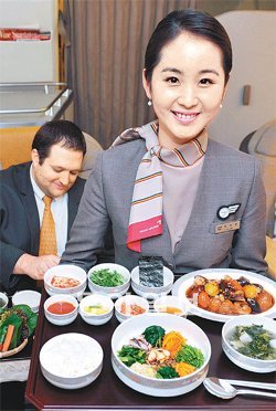 컵라면에서 호텔급 코스요리, 그리고 다이어트식까지. ‘하늘 위의 만찬’ 기내식의 변화는 멈출 줄을 모른다. 아시아나항공 객실승무원이 저열량 식단으로 구성된 비빔반상을 들어 보이고 있다. 아시아나항공 제공