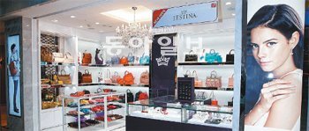 11일 인천공항 여객터미널 3층에 문을 연 국내 주얼리·패션 브랜드 ‘제이에스티나’
매장. 제이에스티나 제공