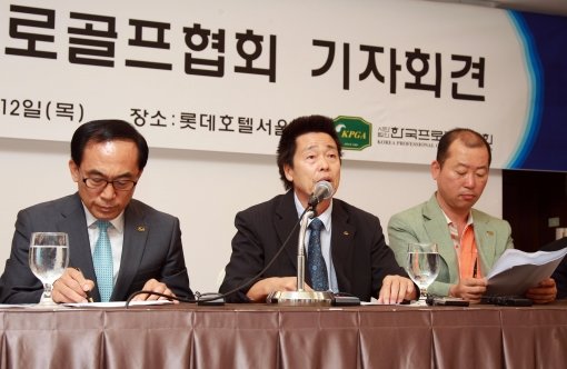 한국프로골프협회 김학서 회장직무대행(가운데)이 12일 서울 소공동 롯데호텔에서 열린 기자회견에서 최근 논란이 되고 있는 회관 매입과 신임 회장 선출에 대한 입장을 밝히고 있다. 사진제공｜KPGA