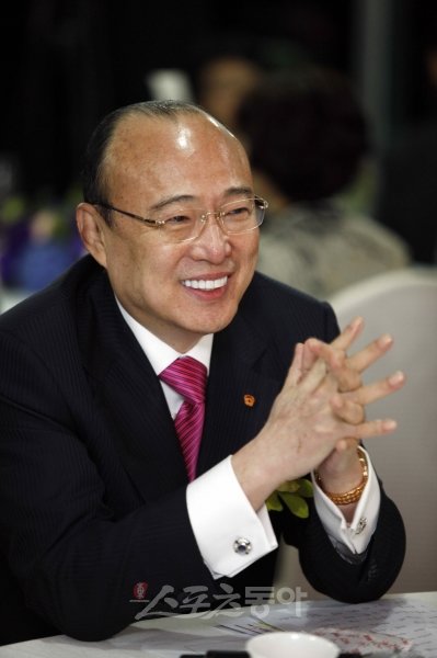 한화그룹 김승연 회장의 스포츠사랑은 각별하다. 김 회장은 프로 종목뿐 아니라 비인기 아마추어 스포츠에 대한 지원도 아끼지 않고 있다. 스포츠동아DB