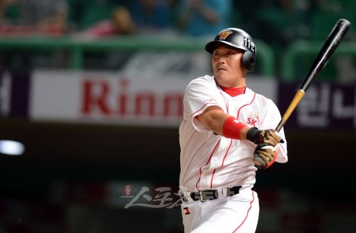 12일 오후 인천 문학야구장에서 \'2012 팔도 프로야구\' SK 와이번스와 넥센 히어로즈의 경기가 열렸다. 6회말 2사 1, 2루 SK 이호준 타격. 문학｜김민성 기자 marineboy@donga.com 트위터 @bluemarine007