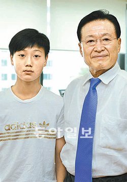 한국인 최초로 바르셀로나 유소년 팀에 입단해 뛰고 있는 백승호(왼쪽)가 12일 조중연 대한축구협회장과 만났다. 대한축구협회 제공