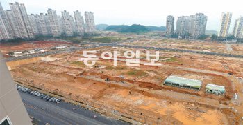 흙먼지 가득한 영종하늘도시 인천 영종하늘도시는 입주를 한 달 앞둔 9일에도 여전히 흙빛이었다. 공사가 끝나지 않은 아파트 20층에선 가로등 없는 벌판과 공사중인 도로만 내려다보였다. 인천=원대연 기자 yeon72@donga.com