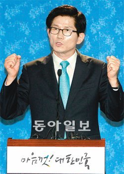 “새누리 오만의 낭떠러지에 서 있다” 김문수 경기도지사가 12일 서울 여의도 새누리당 당사에서 대선후보 경선 참여를 선언하는 기자회견을 하며 두 주먹을 쥐어 보이고 있다. 김동주 기자 zoo@donga.com