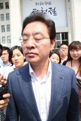 새누리당 정두언 의원이 13일 오전 10시 20분경 의원총회장에서 나와 국회 본관을 빠져나가고 있다. [동아일보]