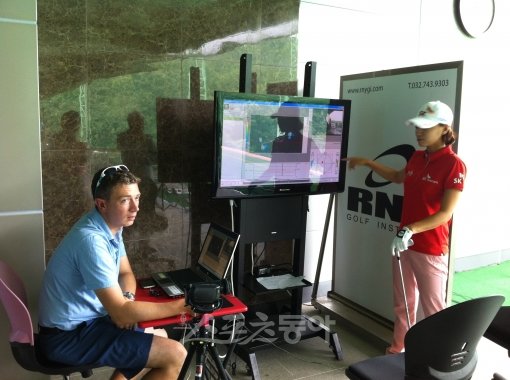 최나연(오른쪽)이 13일 경기도 안성의 신안골프장 내에 위치한 RNY골프인스티튜트에서 로빈 사임스 스윙코치와 함께 비디오를 보며 
잘못된 자세에 대해 이야기를 나누고 있다. 안성｜주영로 기자 na1872@donga.com 트위터 @na1872