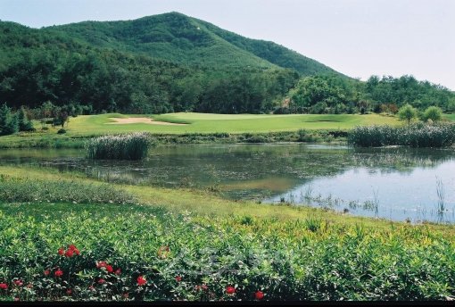 한국에서 지척인 중국 산동성 칭다오의 천태온천 골프클럽. 저마다 다른 매력을 지닌 27홀 코스와 호텔, 온천이 가능한 목욕시설로 많은 국내 팬들이 찾고 있다. 칭다오｜주영로 기자