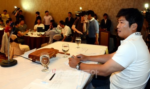 하나로 뭉친 선수협의 강한 목소리 앞에 한국야구위원회(KBO)는 손을 내밀었고, 강경파 구단까지 한발 물러섰다. 선수협 박재홍 회장(오른쪽 끝)이 지난달 25일 올스타전 보이콧을 발표하고 있다. 스포츠동아DB