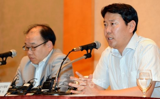 선수협 박충식 사무총장(오른쪽)이 13일 서울 마포구 서울가든호텔에서 열린 기자회견에서 올스타전 보이콧 방침 철회를 발표하고 
있다. 왼쪽은 깊은 생각에 빠져있는 선수협 김선동 사무국장.  김민성 기자 marineboy@donga.com 트위터 
bluemarine007