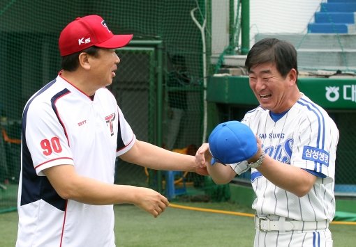 요즘 잘 나가는 KIA와 삼성 사령탑의 유쾌한 만남. KIA 선동열 감독(왼쪽)과 삼성 류중일 감독이 13일 대구구장에서 우천 취소 전 만나 인사하며 활짝 웃고 있다. 사진제공｜스포츠