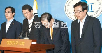 새누리당 황우여 대표가 13일 국회 정론관에서 정두언 의원 체포동의안이 부결된 데 대해 “국민과의 약속을 지키지 못해 참 많이 잘못됐다”고 사과하고 있다. 왼쪽부터 김영우 대변인, 황영철 대표비서실장, 황 대표, 서병수 사무총장. 변영욱 기자 cut@donga.com