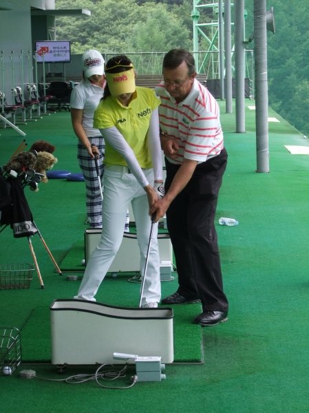 김자영(왼쪽)이 13일 경기도 남양주의 한 골프연습장에서 호주에서 온 이안 트릭스 스윙코치로부터 스윙을 점검받고 있다. 사진제공｜ANK골프아카데미