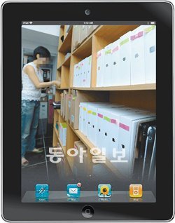 14일 서울 용산구에 있는 한 IT 전당포에서 전당포 관계자가 고객이 맡긴 전자제품을 살펴보고 있다. 최혁중 기자 sajinman@donga.com