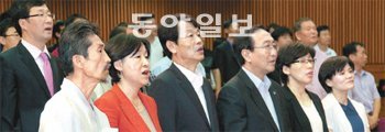 ‘민중의례’ 앞서 ‘국민의례’ 15일 국회 헌정기념관에서 열린 통합진보당 신임 지도부 취임식에서 참석자들이 애국가를 부르고 있다. 앞줄 왼쪽부터 강기갑 대표, 심상정 원내대표, 낙선한 강병기 당대표 후보, 노회찬 의원, 이혜선 유선희 최고위원. 당권파인 유 최고위원은 애국가 후반부는 부르지 않았다. 전영한 기자 scoopjyh@donga.com