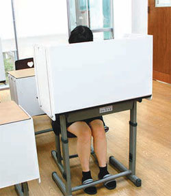 서울 미림여고 ‘가림판 책상’은 수업 집중력을높여줘 학생들의 자기주도학습을 돕는다.