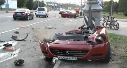 사고 후 두 동강이 난 페라리 621 스카글리에티. 사진=유튜브 영상 캡처