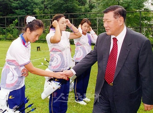 정몽구 현대자동차그룹 회장(오른쪽 끝)은 1985년 양궁과 인연을 맺은 뒤로 30년 가까이 한국양궁의 든든한 버팀목 역할을 하고 있다. 스포츠동아DB