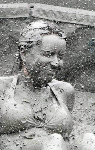 ‘제15회 보령머드축제’가 14일 충남 보령시 대천해수욕장에서 개막했다. 축제를 찾은 관광객들이 머드를 온몸에 흠뻑 바르고 즐거운 시간을 보내고 
있다.[보령=연합뉴스]