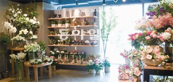 리바트는 서울 논현동 ‘리바트 스타일숍’에 꽃집과 카페 등을 마련하고 다양한 체험 프로그램을 운영한다. 리바트 제공