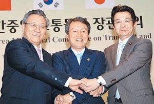 16일 부산 해운대 벡스코에서 권도엽 국토해양부 장관(가운데), 리성린 중국 교통운수부 부장(왼쪽), 오쿠다 겐 일본 국토 교통성 부대신이 참석한 가운데 ‘제4차 한중일 교통물류장관회의’가 열렸다. 국토해양부 제공