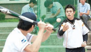 안경현 씨가 운동장에서 야구 동아리 학생들에게 타격 연습을 시키고 있다. 인제군 제공