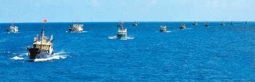 “난사여, 우리가 왔다”? 140t 이상급 어선 29척, 3000t급 보급선 1척을 앞세운 중국의 대규모 어로선단이 15일 중국 어업국 소속 순시선의 호위를 받으며 남중국해 난사 군도로 향하고 있다. 사진 출처 신화통신