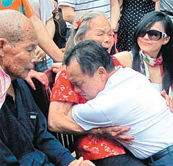 중국 베이징대 저우치펑 총장이 무릎을 꿇은 채 어머니 우메이화 씨의 가슴에 파묻혀 눈물을 흘리고 있다. 사진 출처 홍콩 펑황망