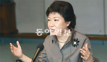 새누리당 박근혜 의원이 16일 서울 중구 한국프레스센터에서 열린 한국신문방송편집인협회 초청 토론회에서 질문에 답하고 있다. 그는 5·16군사정변과 관련해 “아버지로서는 최선의 선택을 하신 것”이라고 말했다. 박영대 기자 sannae@donga.com