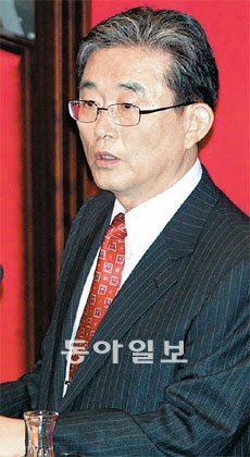 새누리당 이한구 원내대표가 16일 국회 본회의장에서 교섭단체 대표연설을 하고 있다. 전영한 기자 scoopjyh@donga.com