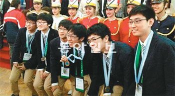 국제수학올림피아드에서 종합우승을 차지한 한국 대표단이 금메달을 목에 걸고 환하게 웃고 있다. 한국은 참가 학생 6명 전원이 금메달을 땄다. 앞줄 왼쪽부터 박성진 박태환 문한울 김동효 장재원 김동률 군. 교육과학기술부 제공