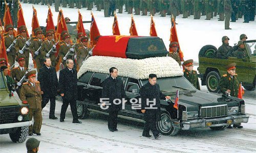 지난해 12월 28일 열린 김정일 영결식에서 북한 지도부가 운구 차량과 함께 걷고 있다. 동아일보DB